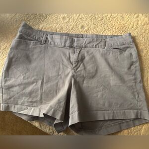 EUC Old Navy womens pixie flat front 3.5" inseam chino shorts - size 14